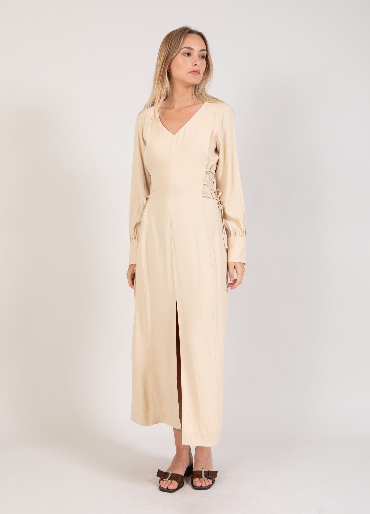 Coster Copenhagen Klänning med knytband och slits Dress Vanilla - 348