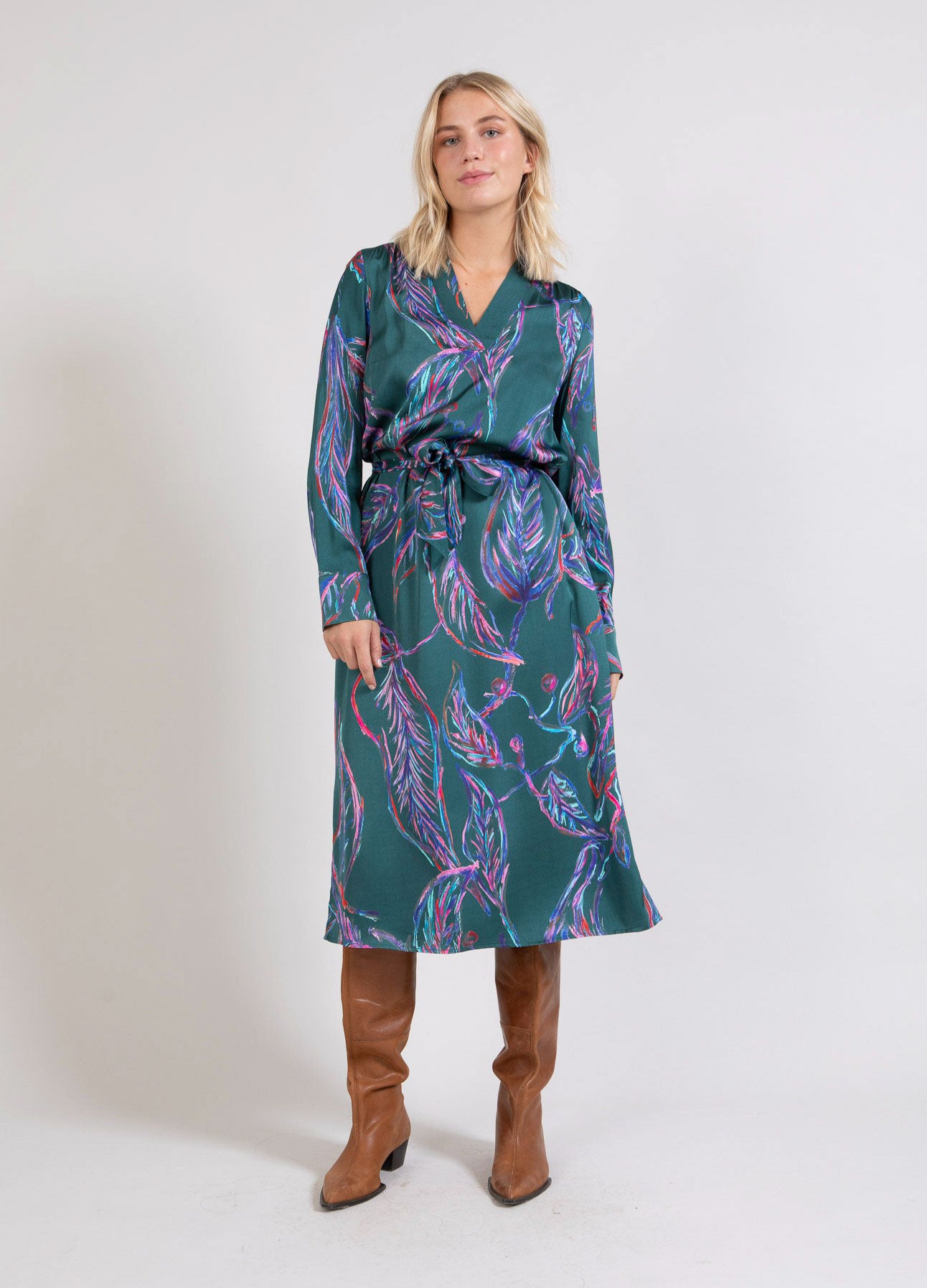 Coster Copenhagen  KLÄNNING MED MÖNSTER MED FLERA BLAD Dress Multi leaves print - 939