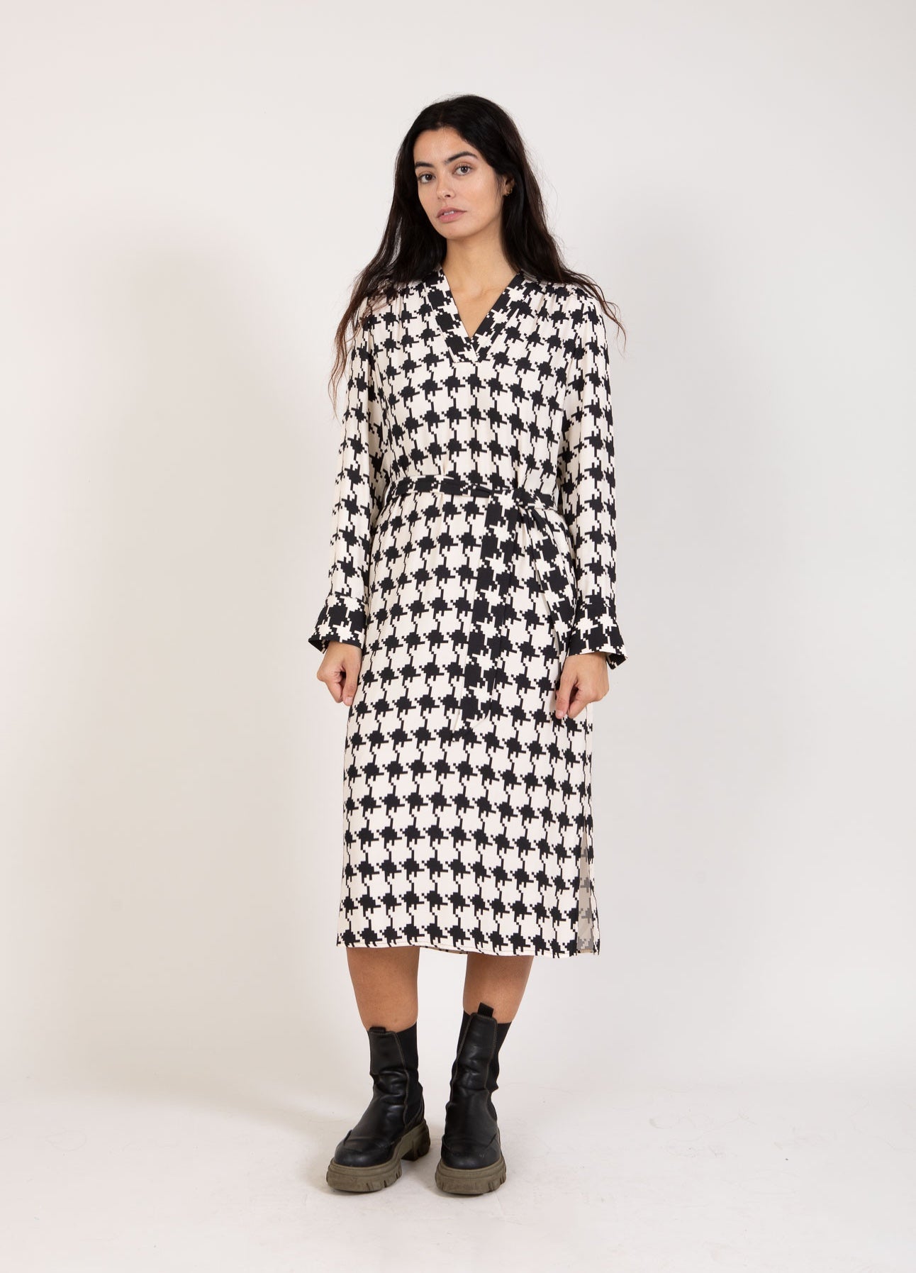 Coster Copenhagen LÅNG KLÄNNING I HUNDSTOOTH TRYCK Dress Houndstooth mix print - 901