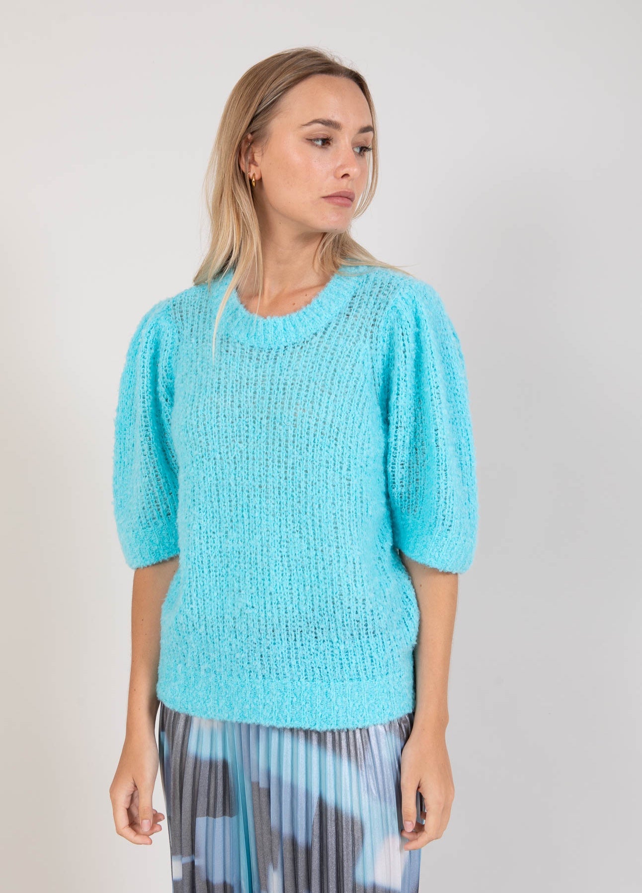 Coster Copenhagen STICKADE MED PUFFÄRMAR I BOUCLE Knitwear Aqua blue - 585