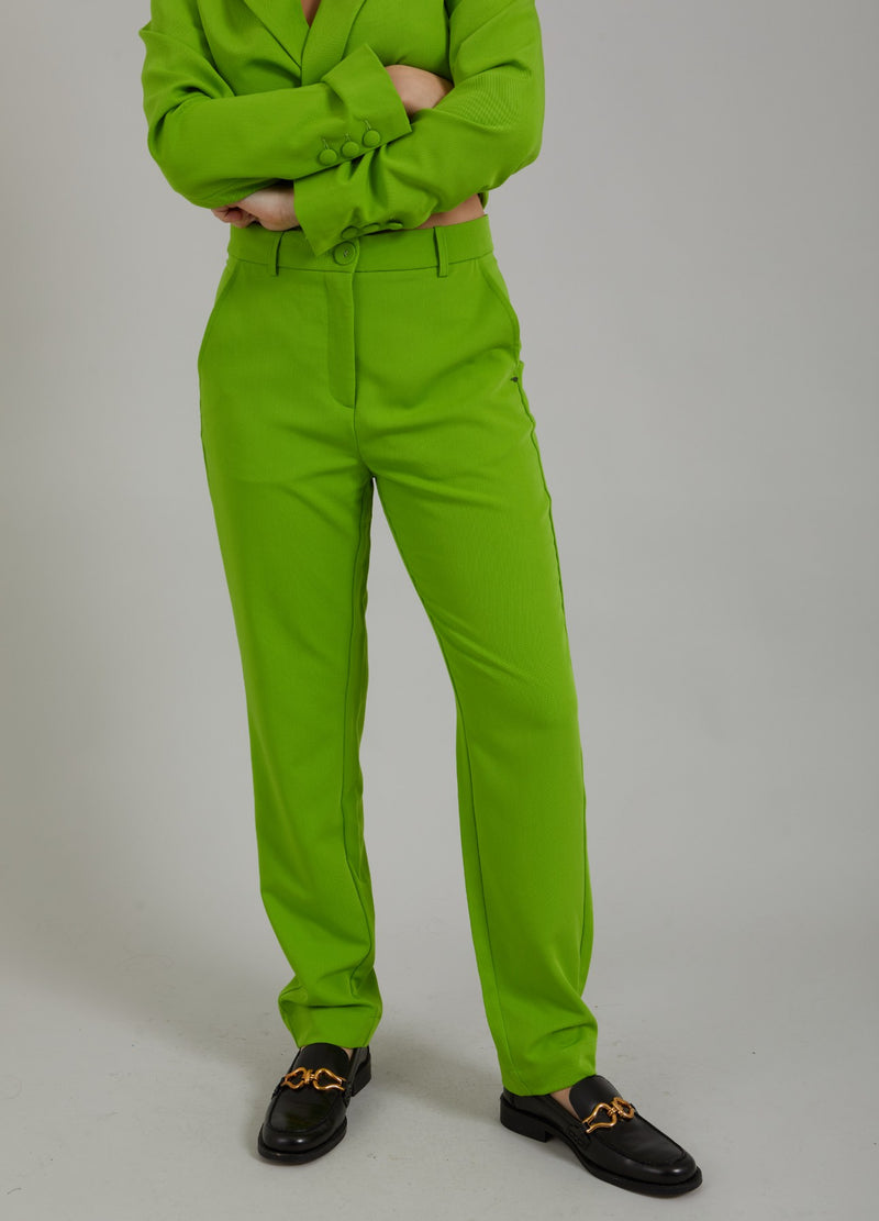 Coster Copenhagen  BYXOR M. VANLIGA BEN - STELLA-PASSFORM Pants Flashy green - 459