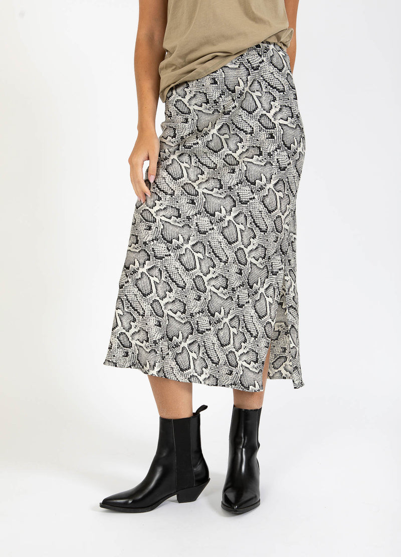 CC Heart  CC HEART SKYLER MEDELLÅNG KJOL MED TRYCK Skirt White snake print - 270