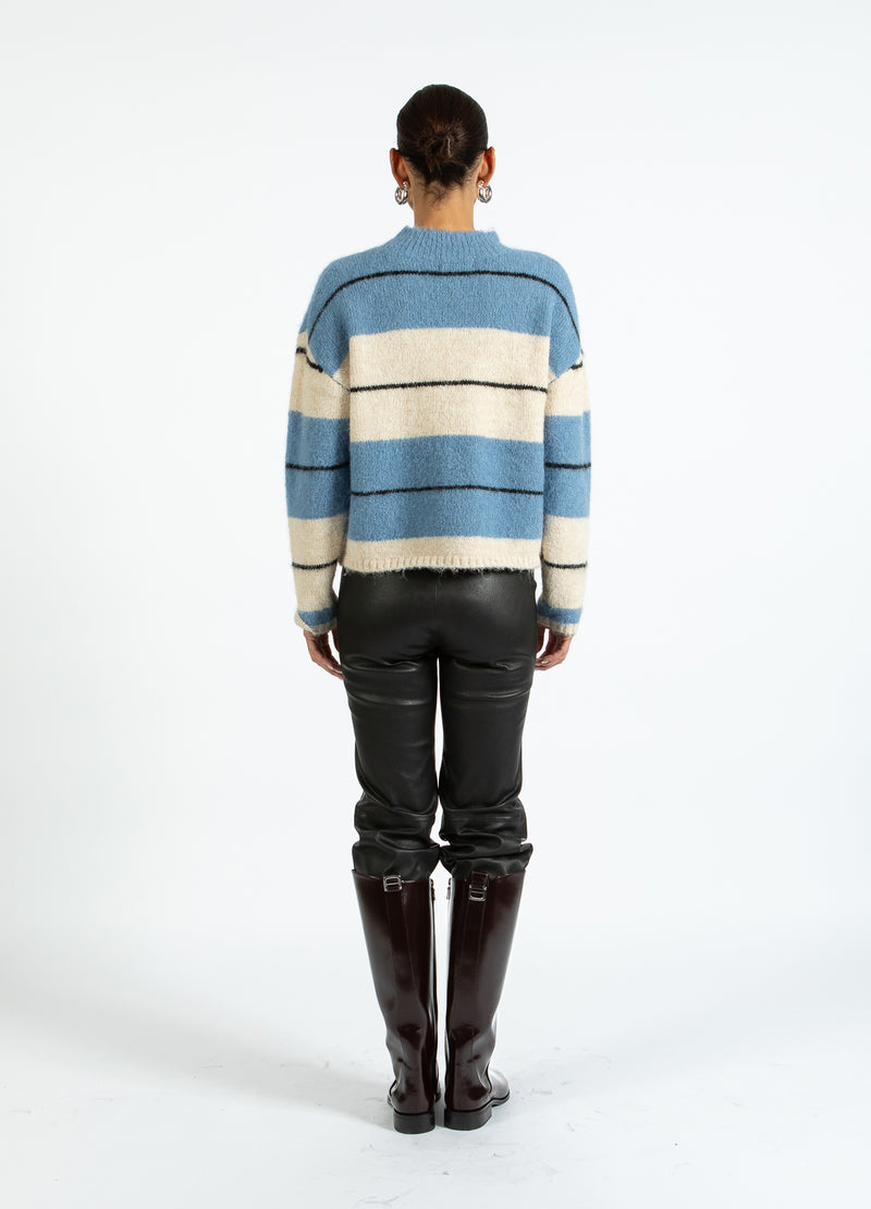 Coster Copenhagen FLUFFIG RANDIG STICKAD Knitwear Blue/creme stripe - 589