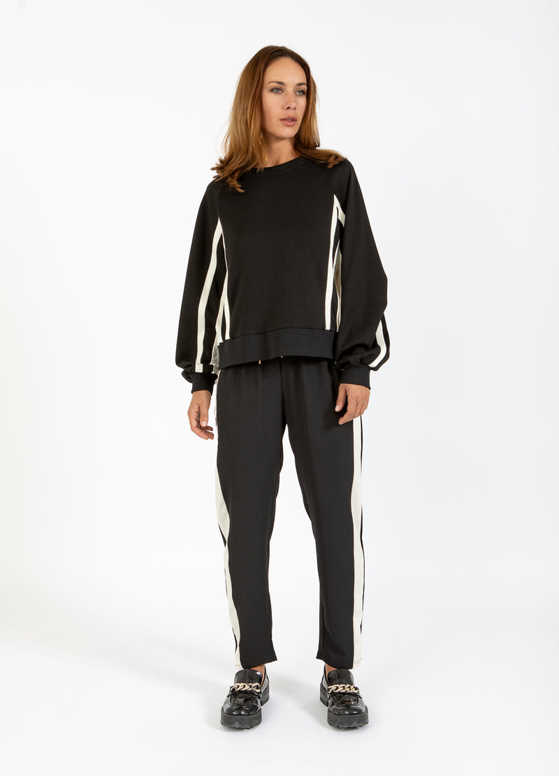 Coster Copenhagen SPORTIGA BYXOR MED SIDOPANEL - SILLE PASSFORM Pants Creme / black - 177