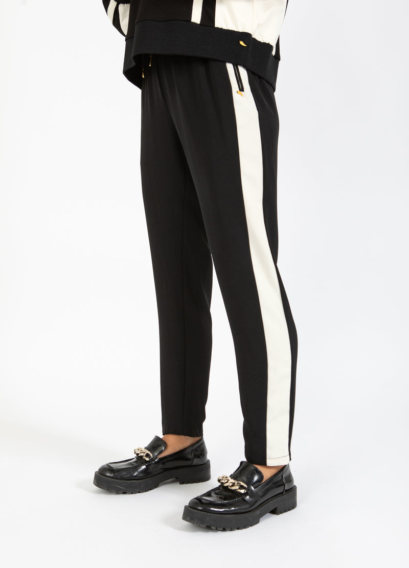 Coster Copenhagen SPORTIGA BYXOR MED SIDOPANEL - SILLE PASSFORM Pants Creme / black - 177