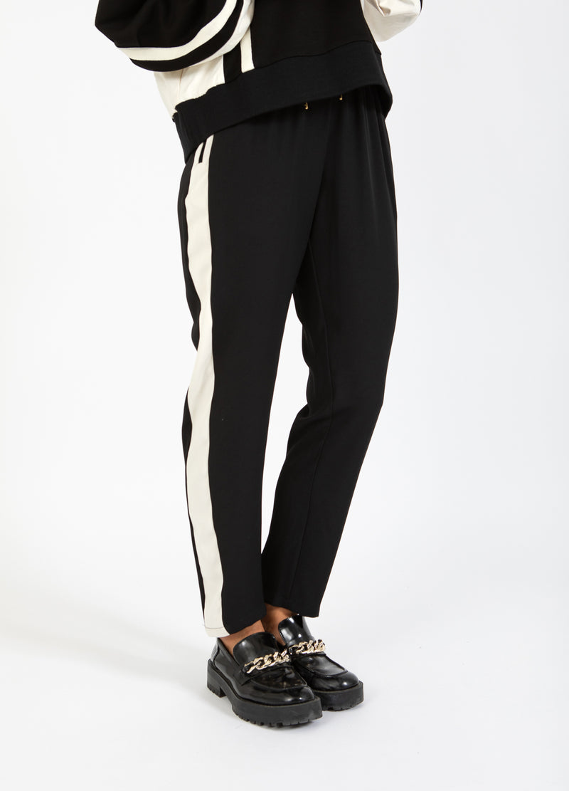Coster Copenhagen SPORTIGA BYXOR MED SIDOPANEL - SILLE PASSFORM Pants Creme / black - 177