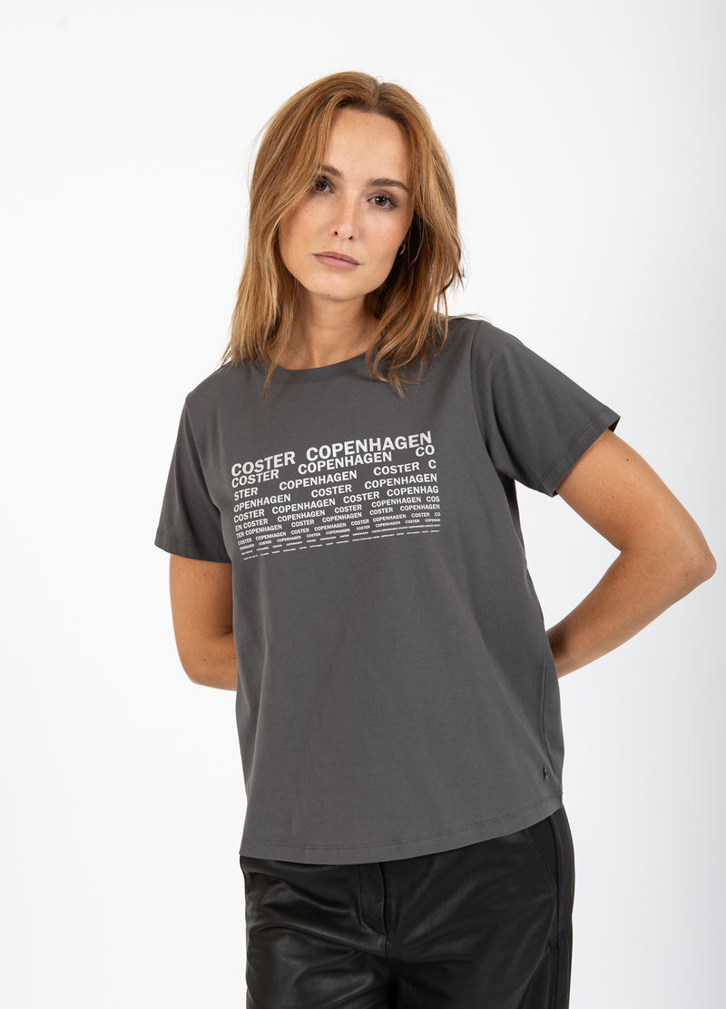 Coster Copenhagen T-SHIRT MED LOGGA - MITTÄRMAR T-Shirt Volcanic grey - 188