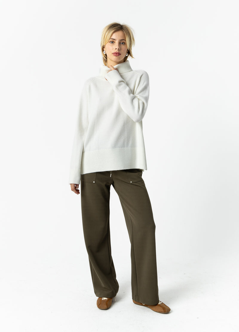 Coster Copenhagen TRÖJA MED HÖG HALS - BEKVÄM Knitwear White - 200