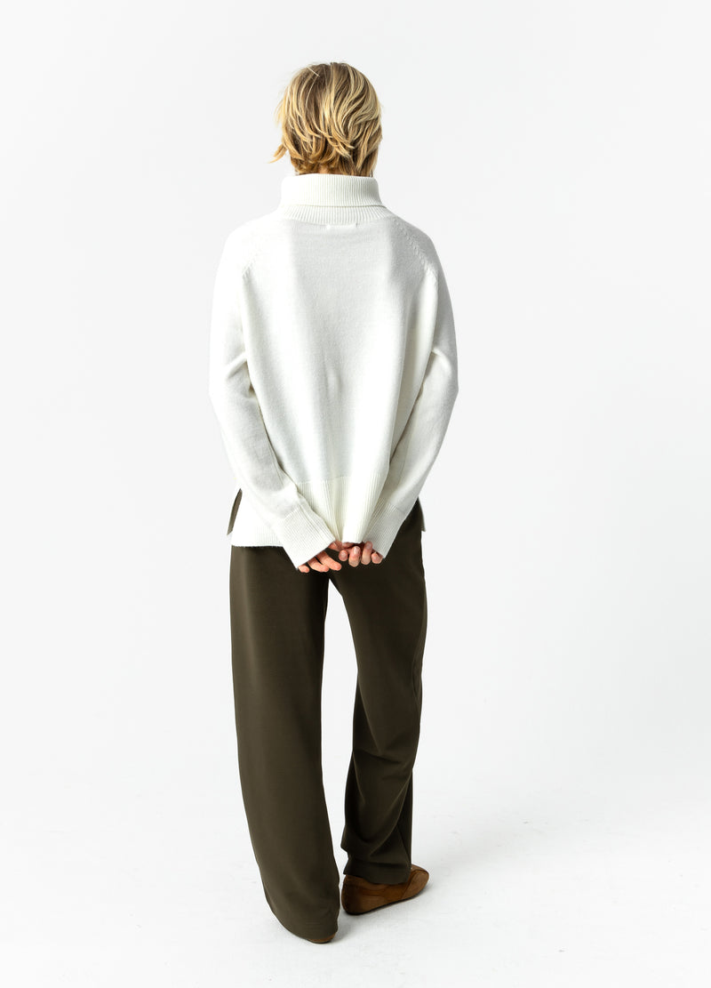 Coster Copenhagen TRÖJA MED HÖG HALS - BEKVÄM Knitwear White - 200