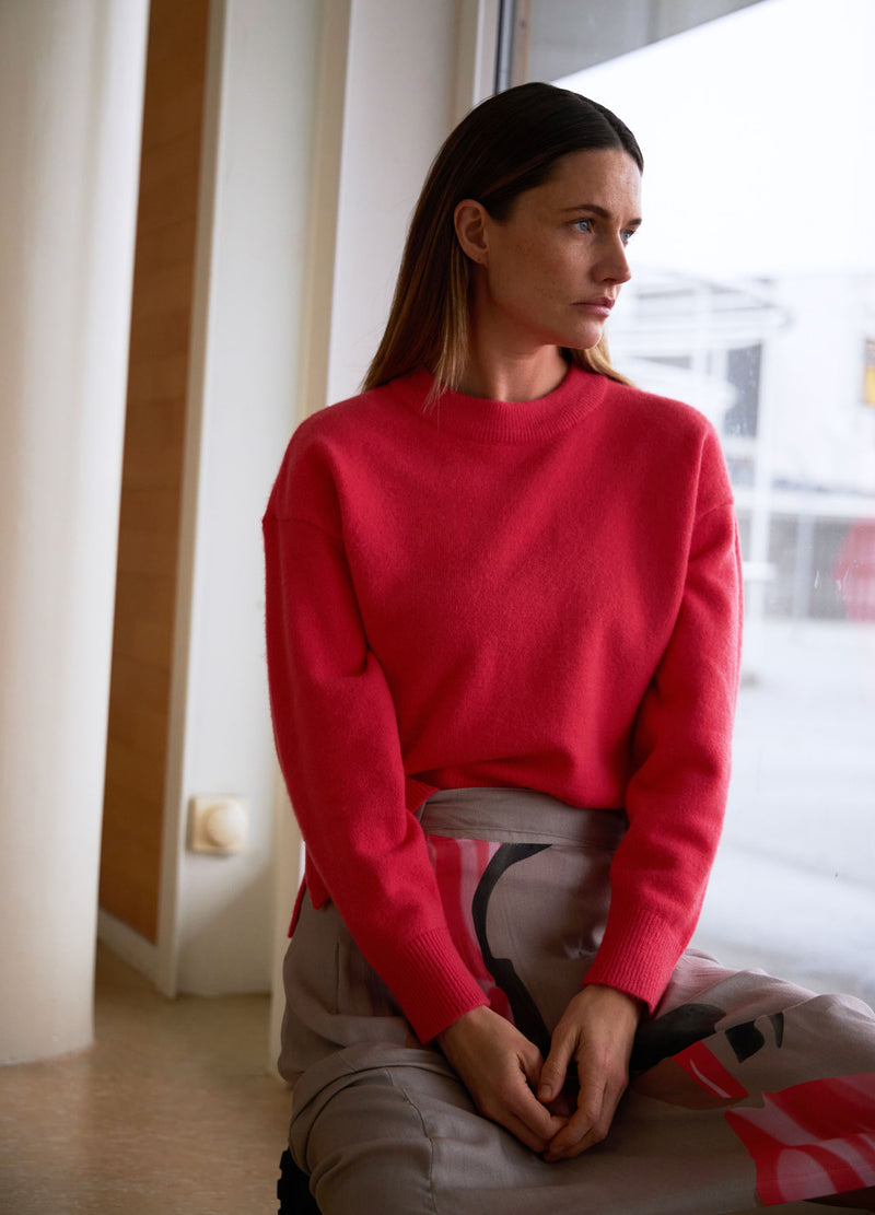 Coster Copenhagen TRÖJA MED RUNDHALSE - BEKVÄMT STICKAT Knitwear Hot coral - 685