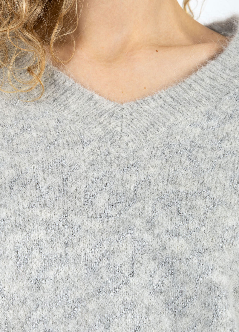 Coster Copenhagen V-ringning med silver hundtandsmönster Knitwear Mist grey - 121